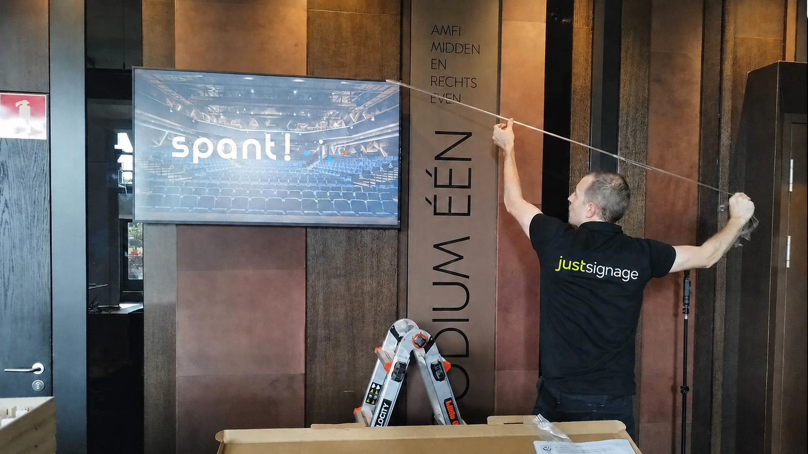 Alex installeert narrowcasting bij Theater Spant!