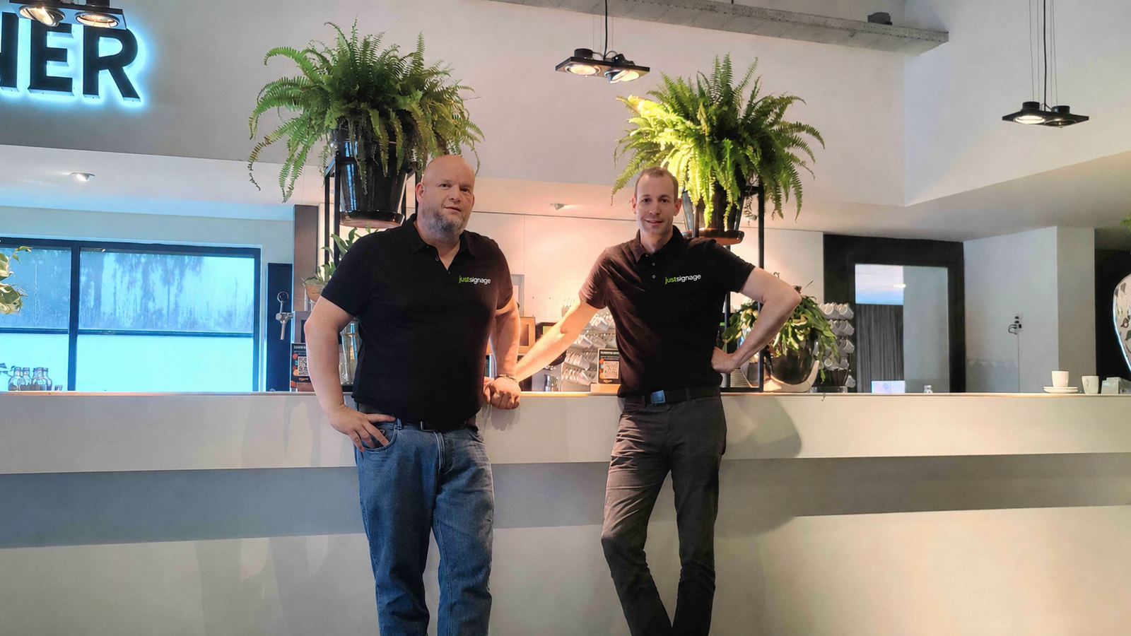 Alex en Toby, oprichters van JustSignage