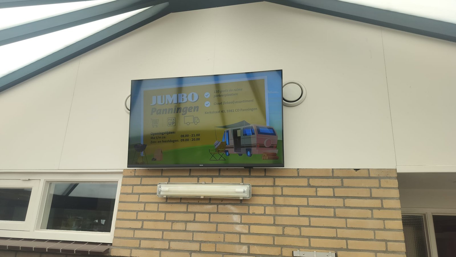 Close-up van het informatiescherm bij het sanitairgebouw